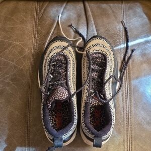 Stylish Women's Sneakers in Black and White